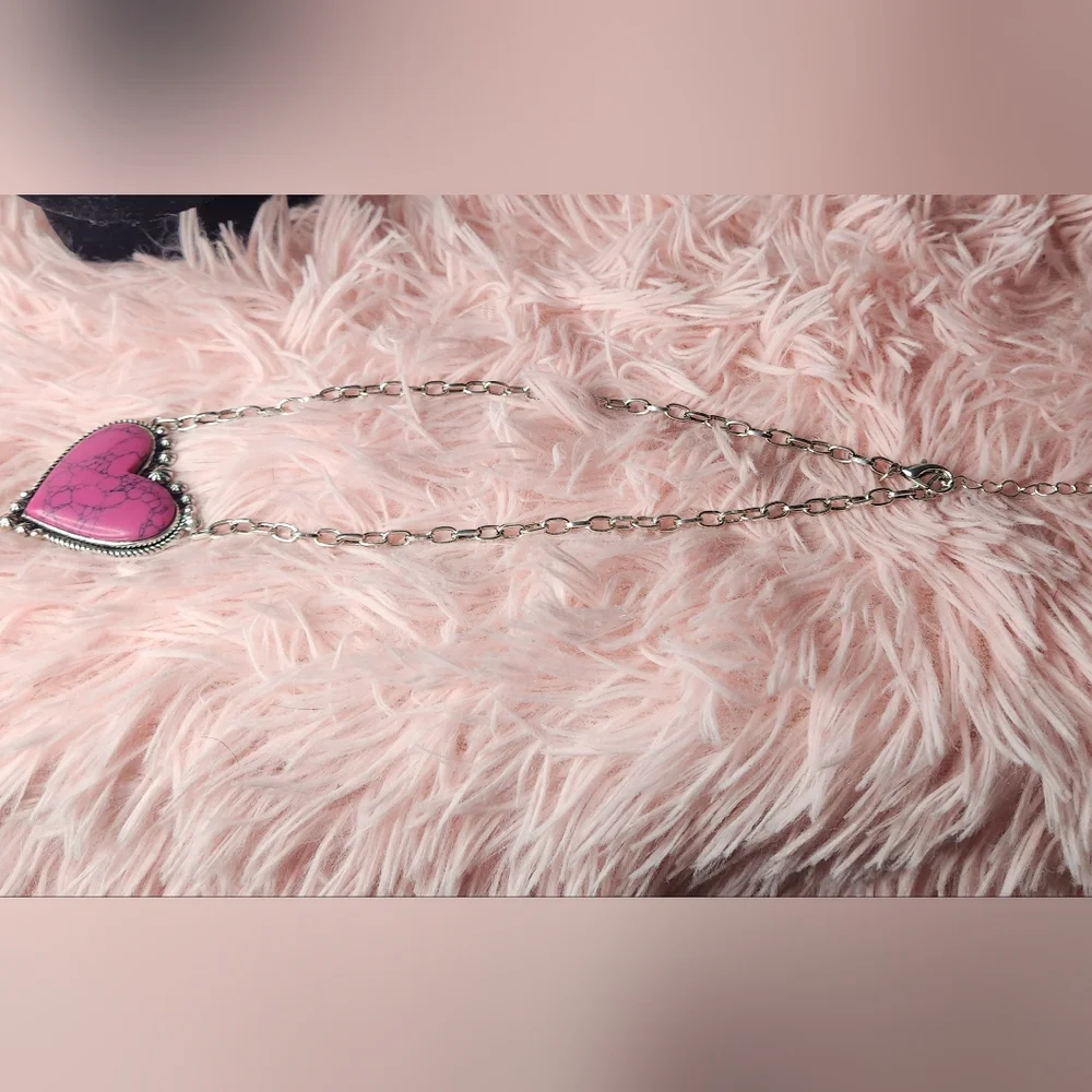 NWOT! Pink & Silver heart necklace. (G44) - Picture 2 of 5